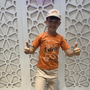 Kısa Kollu Turuncu Tişört Krem Şort ve Şapka 3’lü Alt Üst Takım